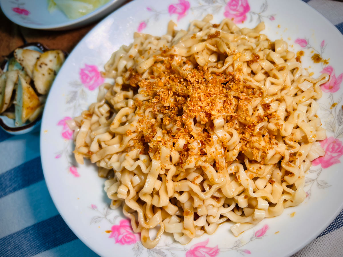 【三男小食麵】網路人氣乾拌麵推薦，嚴選臺南關廟麵，傳統日曬製法的宵夜拌麵首選！居家懶人料理救星的網購拌麵