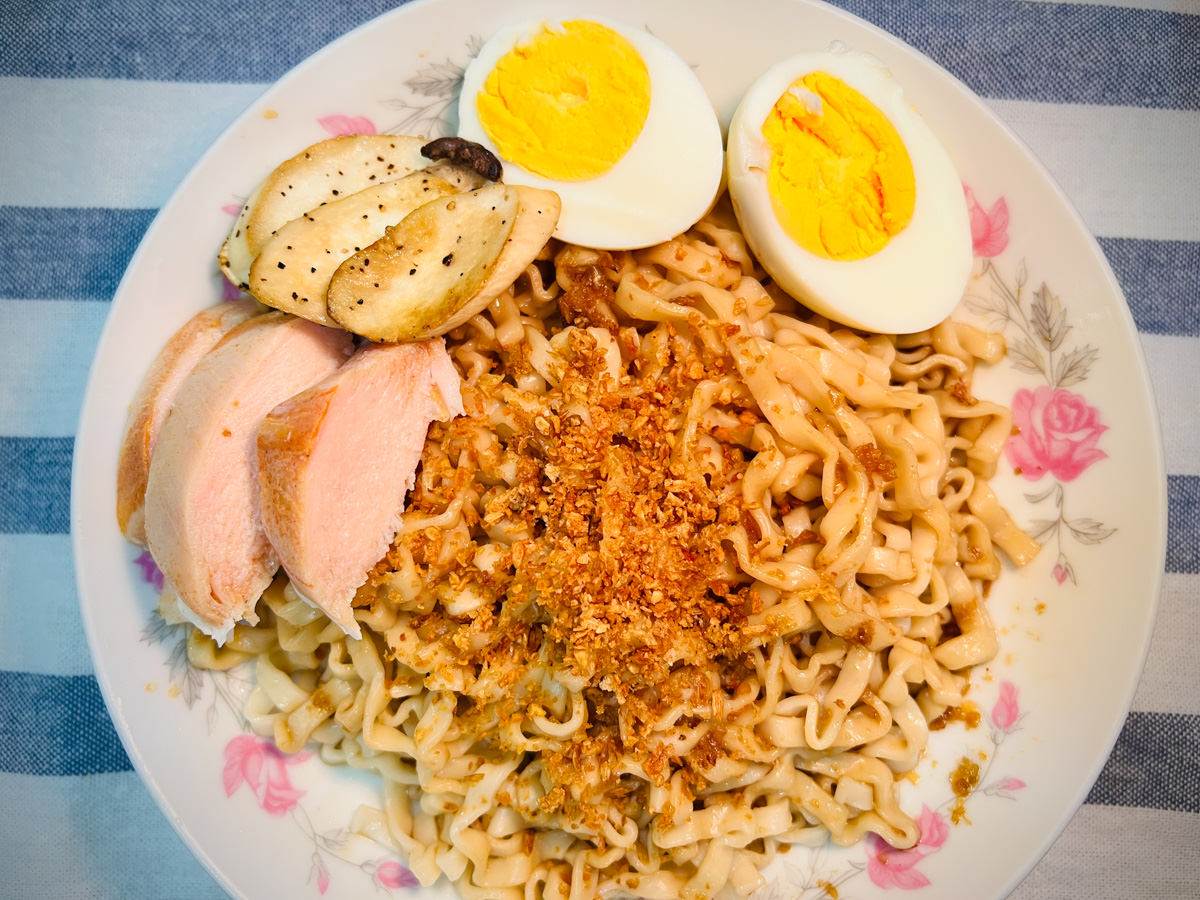 【三男小食麵】網路人氣乾拌麵推薦，嚴選臺南關廟麵，傳統日曬製法的宵夜拌麵首選！居家懶人料理救星的網購拌麵
