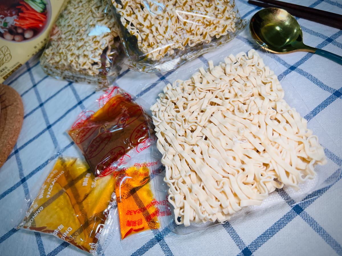 【三男小食麵】網路人氣乾拌麵推薦，嚴選臺南關廟麵，傳統日曬製法的宵夜拌麵首選！居家懶人料理救星的網購拌麵