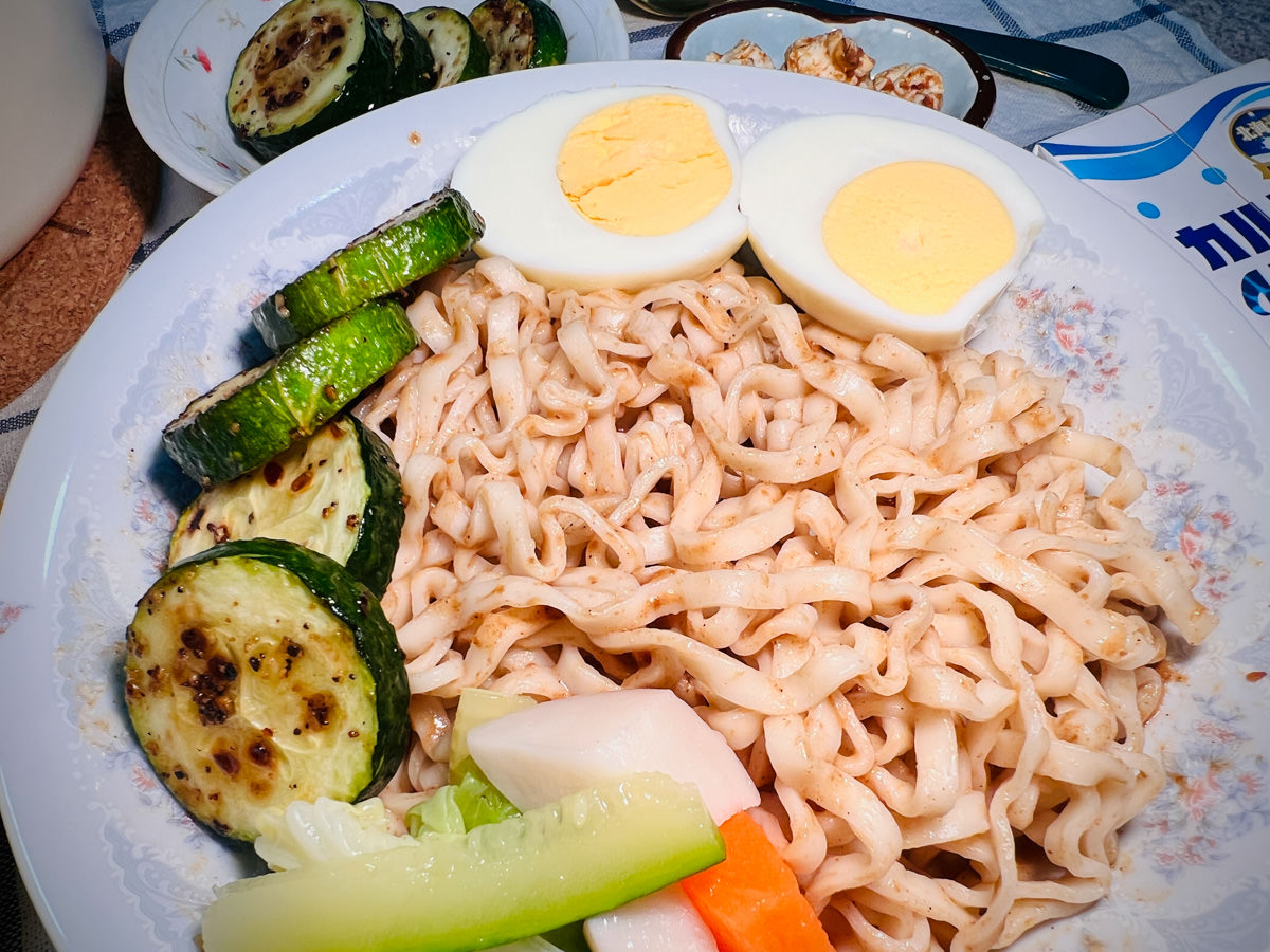 【三男小食麵】網路人氣乾拌麵推薦，嚴選臺南關廟麵，傳統日曬製法的宵夜拌麵首選！居家懶人料理救星的網購拌麵