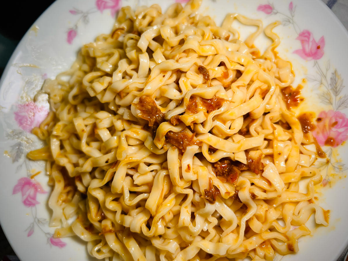 【三男小食麵】網路人氣乾拌麵推薦，嚴選臺南關廟麵，傳統日曬製法的宵夜拌麵首選！居家懶人料理救星的網購拌麵