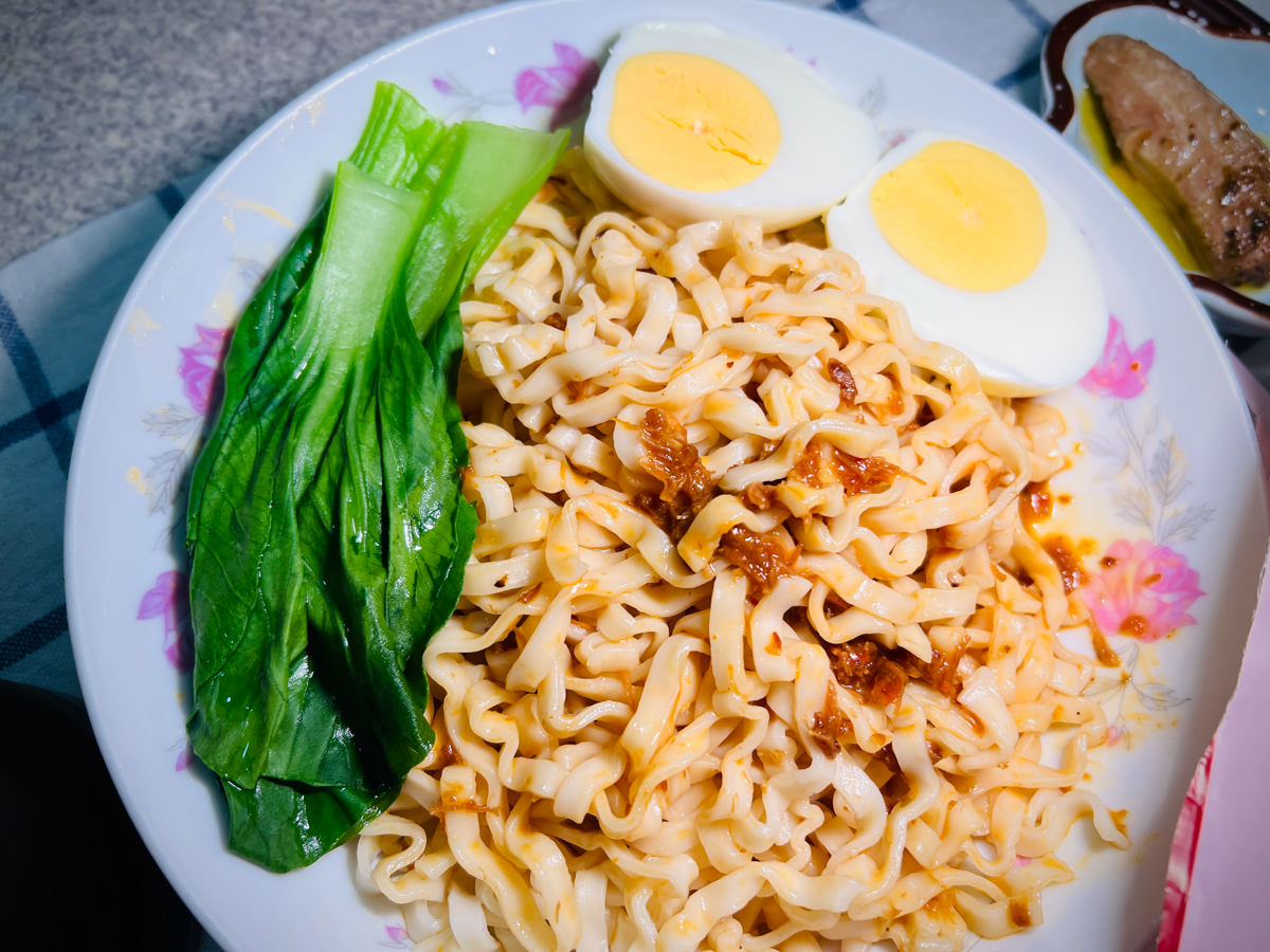 【三男小食麵】網路人氣乾拌麵推薦，嚴選臺南關廟麵，傳統日曬製法的宵夜拌麵首選！居家懶人料理救星的網購拌麵