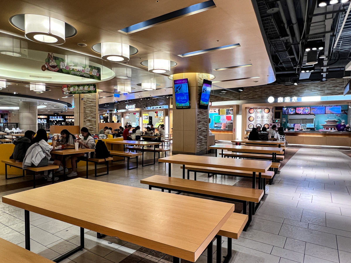 【義大世界購物廣場】全國首創品牌直營OutletMall，超過700個品牌進駐，高雄人氣網美打卡景點推薦！