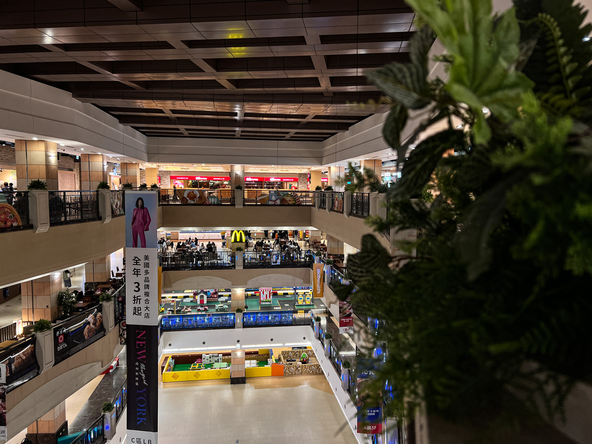 【義大世界購物廣場】全國首創品牌直營OutletMall，超過700個品牌進駐，高雄人氣網美打卡景點推薦！