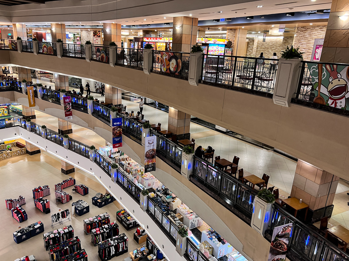 【義大世界購物廣場】全國首創品牌直營OutletMall，超過700個品牌進駐，高雄人氣網美打卡景點推薦！