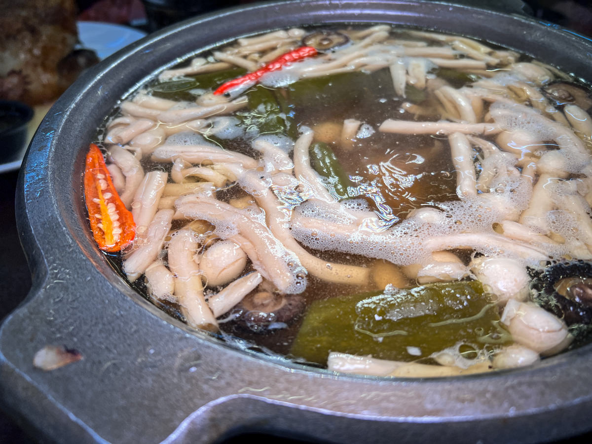 【百匯窯烤雞餐廳】宜蘭必吃超人氣餐廳！蟬聯十大好食獎二連霸，龍眼木窯烤雞的極致美味！