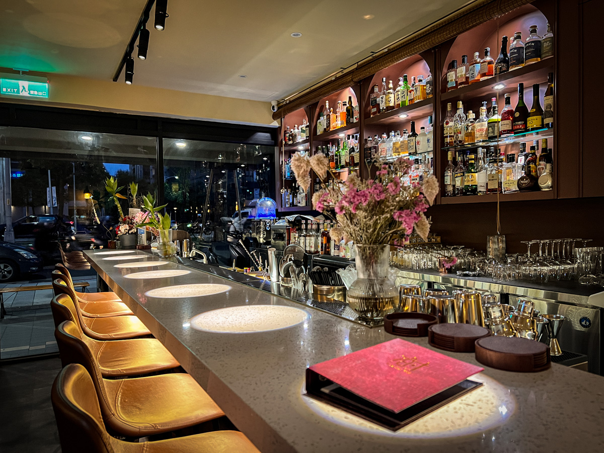 【村餐酒館 Village Bistro】新莊網美餐酒館推薦，莊園風格創意料理，捷運幸福站必喝的新莊特色調酒