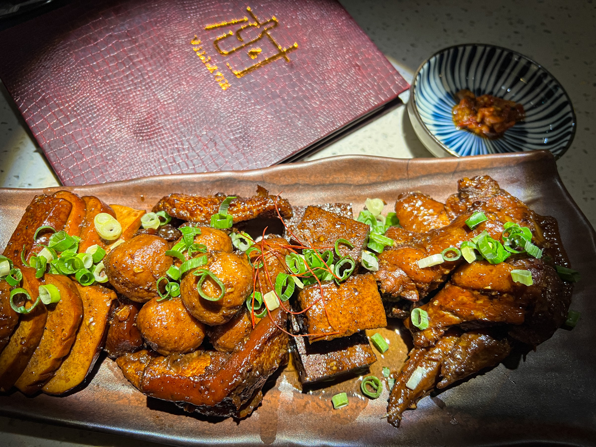 【村餐酒館 Village Bistro】新莊網美餐酒館推薦，莊園風格創意料理，捷運幸福站必喝的新莊特色調酒