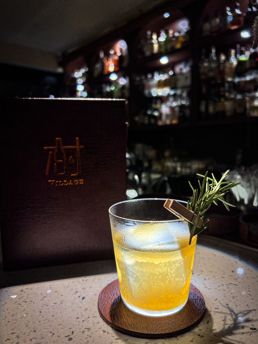 【村餐酒館 Village Bistro】新莊網美餐酒館推薦，莊園風格創意料理，捷運幸福站必喝的新莊特色調酒