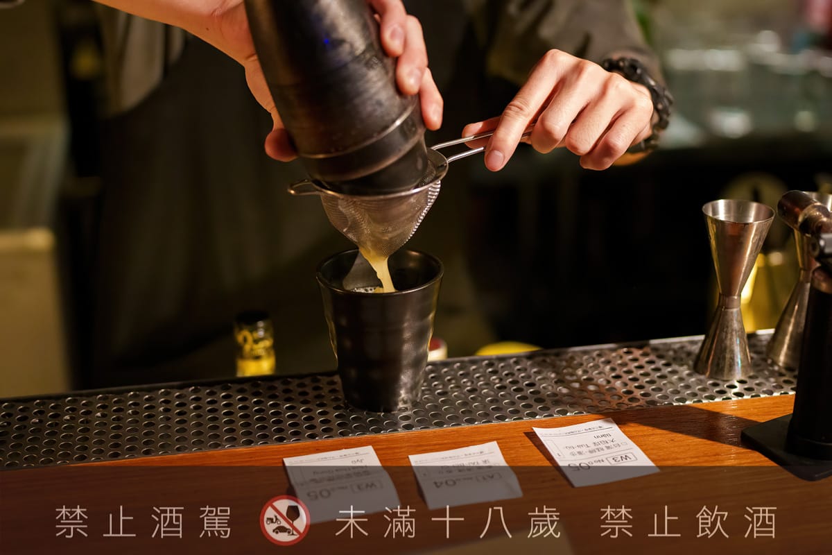 【無心戒酒互助會-武昌分會】台北西門人氣酒吧推薦,酒精狂徒必喝獨家特製PUNCH!台灣主題特色調酒搭配下酒菜 - 第12張圖 【無心戒酒互助會-武昌分會】台北西門人氣酒吧推薦,酒精狂徒必喝獨家特製PUNCH!台灣主題特色調酒搭配下酒菜