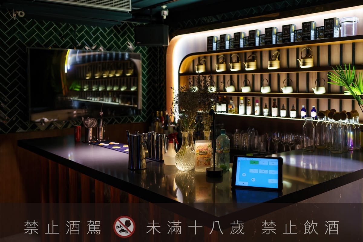 【無心戒酒互助會-同溫層俱樂部】台北西門最熱門餐酒館推薦，特色必點Bucket桶調酒、同溫層特調，西門包場聚會餐廳首選！