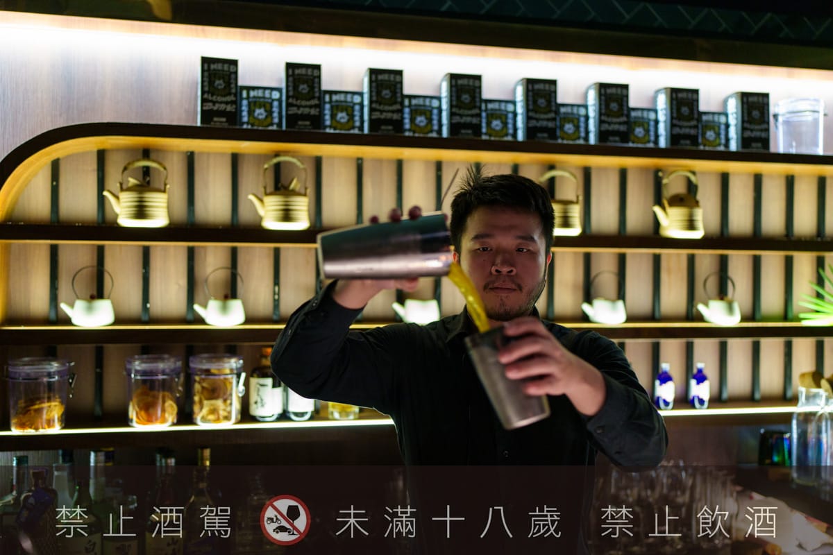 【無心戒酒互助會-同溫層俱樂部】台北西門最熱門餐酒館推薦，特色必點Bucket桶調酒、同溫層特調，西門包場聚會餐廳首選！