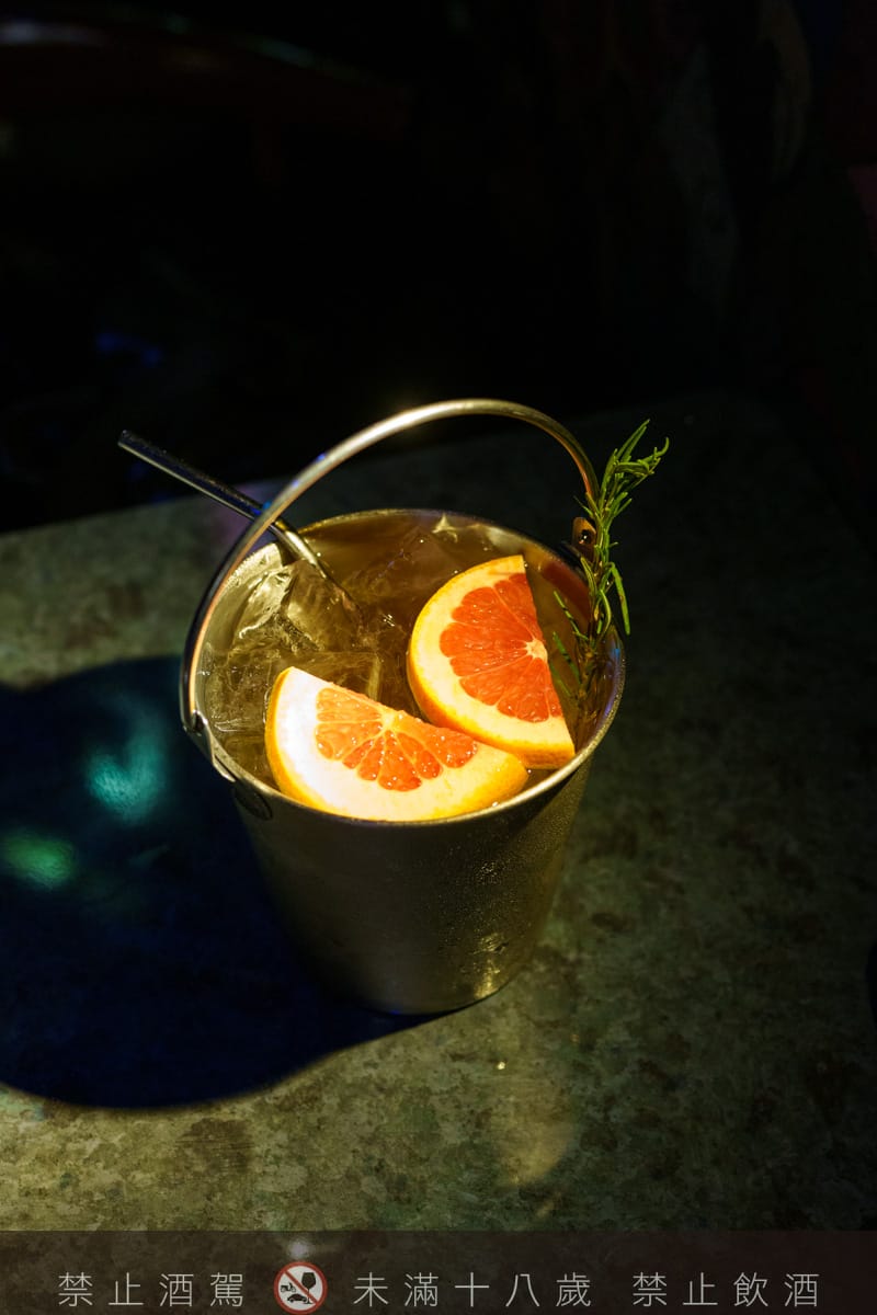 【無心戒酒互助會-同溫層俱樂部】台北西門最熱門餐酒館推薦，特色必點Bucket桶調酒、同溫層特調，西門包場聚會餐廳首選！