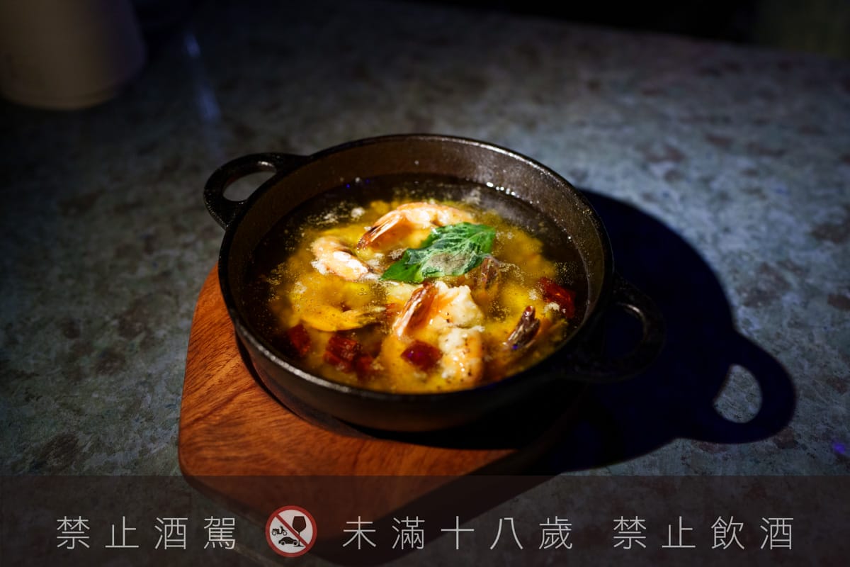 【無心戒酒互助會-同溫層俱樂部】台北西門最熱門餐酒館推薦，特色必點Bucket桶調酒、同溫層特調，西門包場聚會餐廳首選！