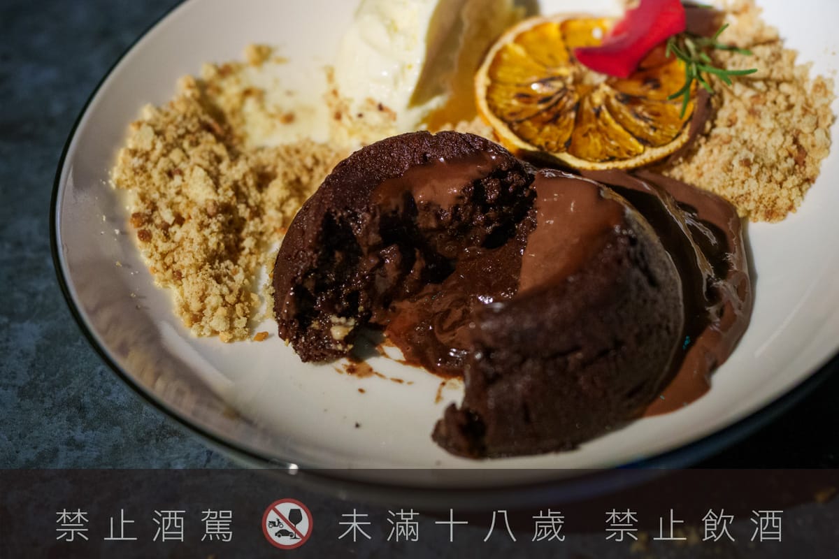 【無心戒酒互助會-同溫層俱樂部】台北西門最熱門餐酒館推薦，特色必點Bucket桶調酒、同溫層特調，西門包場聚會餐廳首選！