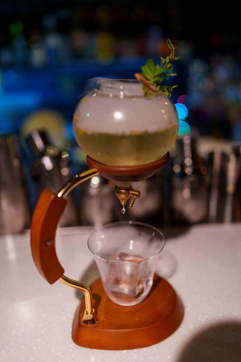 【ONCE Cafe&Bar 無心戒酒互助會-西寧分會】台北西門特色酒吧推薦，絕美獨家琴酒特調，白天喝咖啡晚上喝酒！感受晝夜流轉全新調酒！