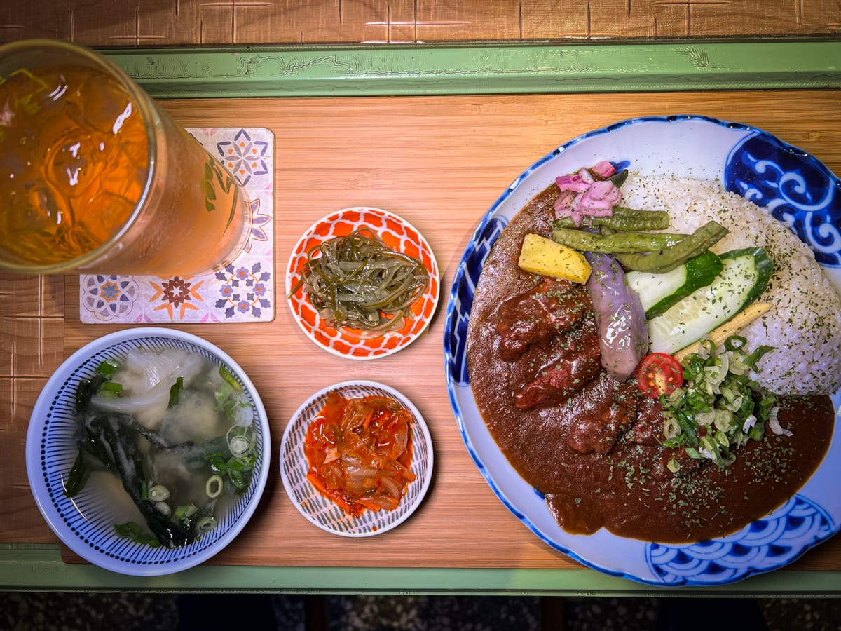【哇咖吚哩-咖哩製造所】宜蘭超好吃咖哩飯只要290元附小菜飲品！Google評論4.9的宜蘭巷弄美食推薦，懷舊復古特色餐廳