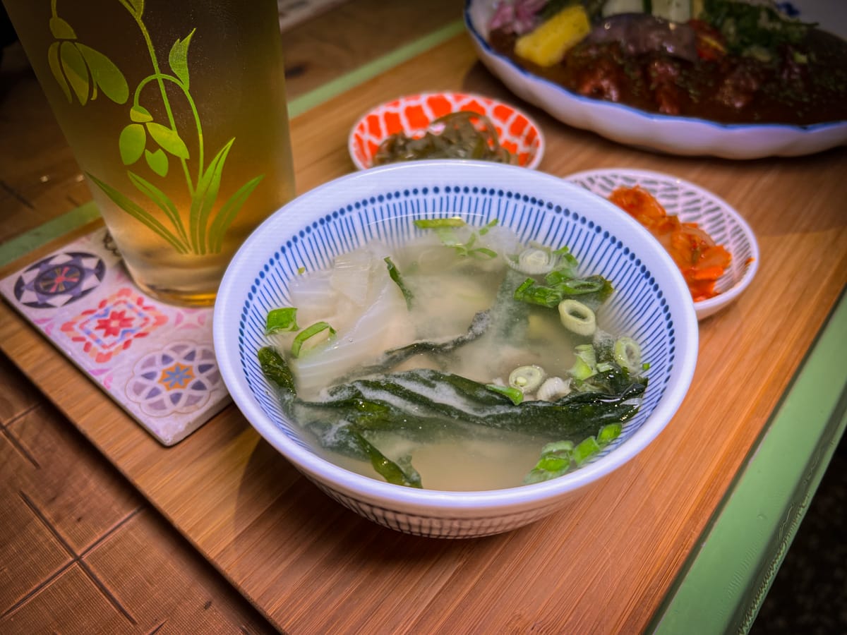 【哇咖吚哩-咖哩製造所】宜蘭超好吃咖哩飯只要290元附小菜飲品！Google評論4.9的宜蘭巷弄美食推薦，懷舊復古特色餐廳