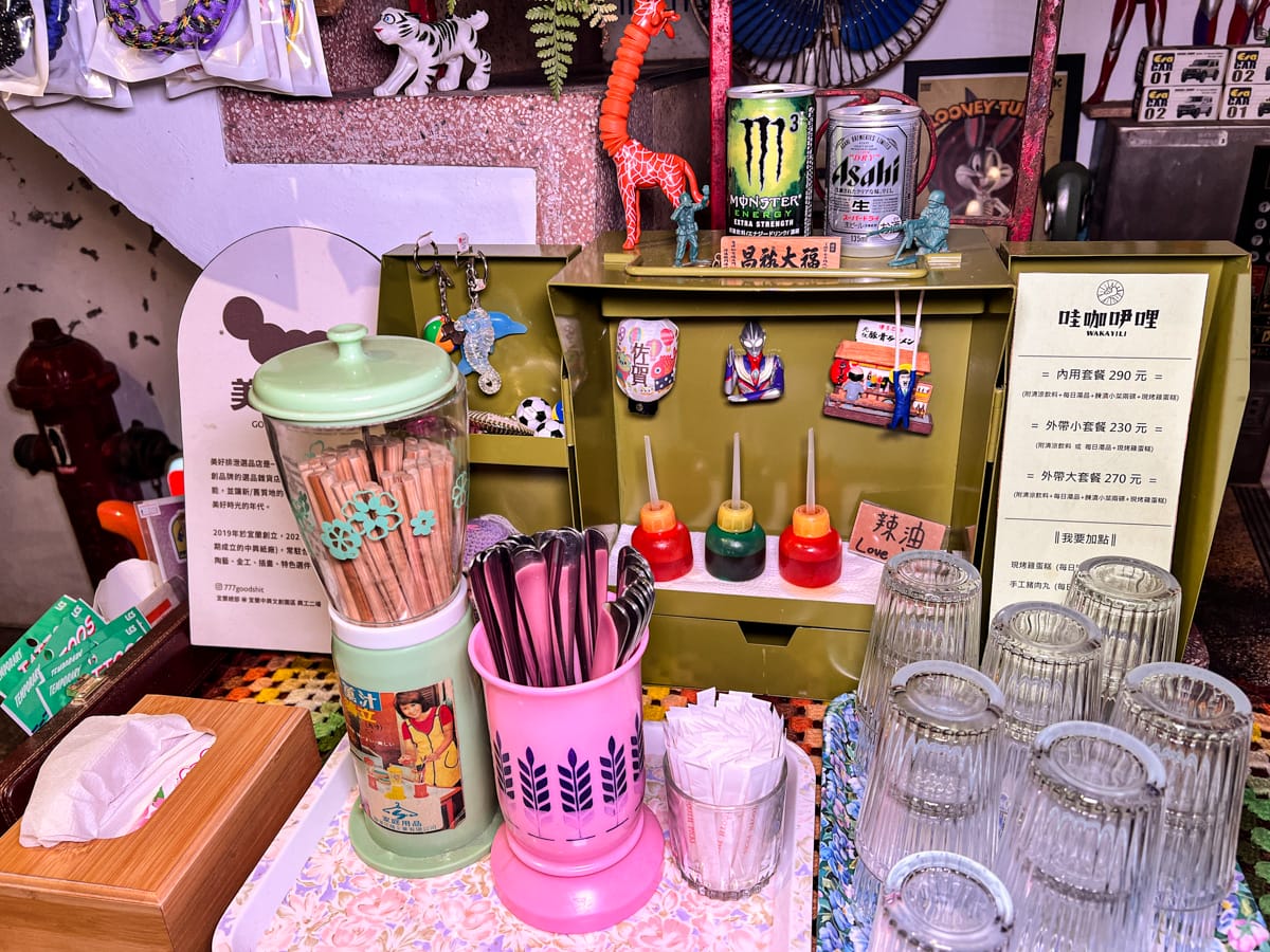 【哇咖吚哩-咖哩製造所】宜蘭超好吃咖哩飯只要290元附小菜飲品！Google評論4.9的宜蘭巷弄美食推薦，懷舊復古特色餐廳