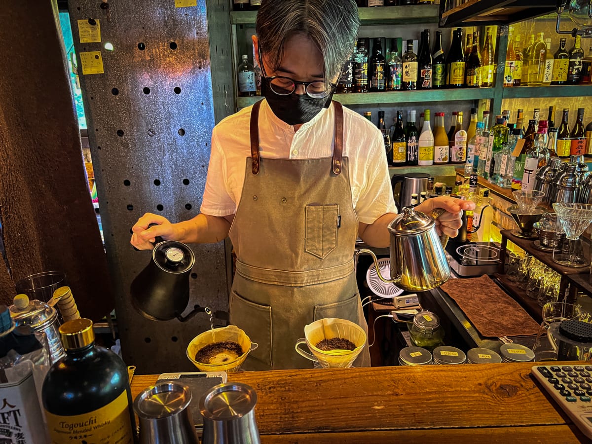 【散散步】金瓜石下午茶美食推薦，特色必吃手作甜點與手沖咖啡，白天也能喝酒！內行人才知道的人氣咖酒館！