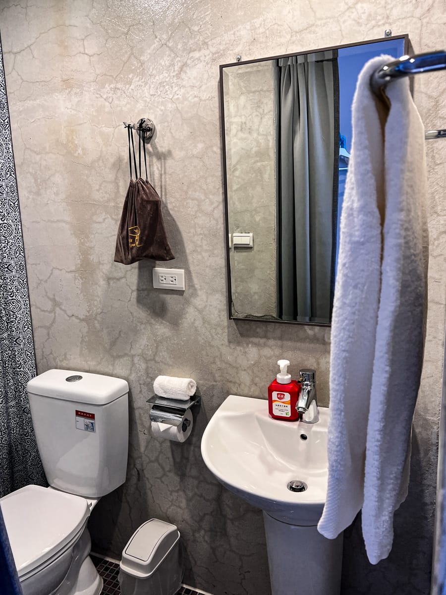 【M Bar House】九份唯一酒吧民宿推薦,在床上欣賞藍天白雲的夢幻奢侈待遇,復古懷舊工地風格的質感裝潢,出門上樓直接到酒吧! - 第17張圖 【M Bar House】九份唯一酒吧民宿推薦,在床上欣賞藍天白雲的夢幻奢侈待遇,復古懷舊工地風格的質感裝潢,出門上樓直接到酒吧!