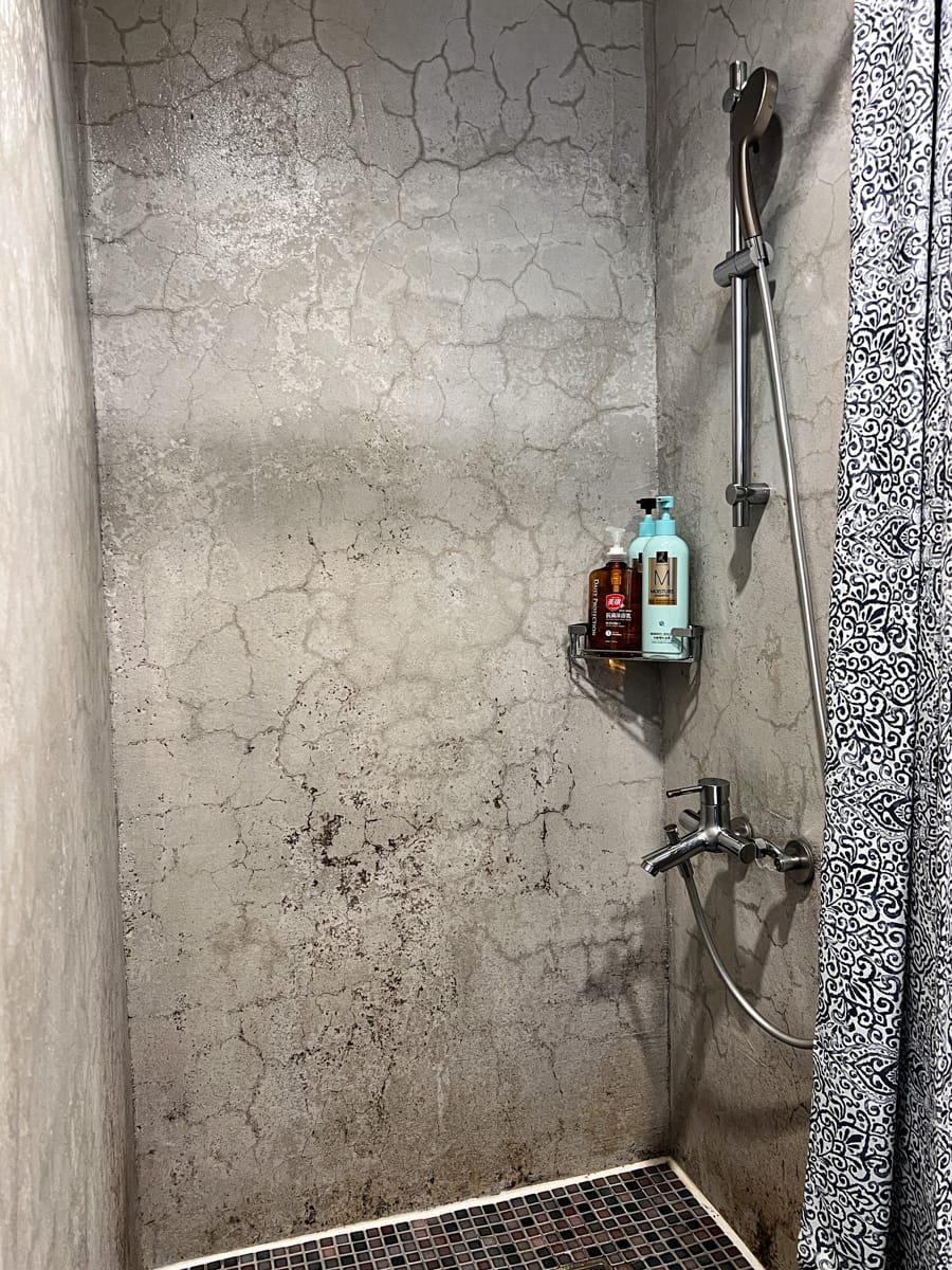 【M Bar House】九份唯一酒吧民宿推薦,在床上欣賞藍天白雲的夢幻奢侈待遇,復古懷舊工地風格的質感裝潢,出門上樓直接到酒吧! - 第18張圖 【M Bar House】九份唯一酒吧民宿推薦,在床上欣賞藍天白雲的夢幻奢侈待遇,復古懷舊工地風格的質感裝潢,出門上樓直接到酒吧!