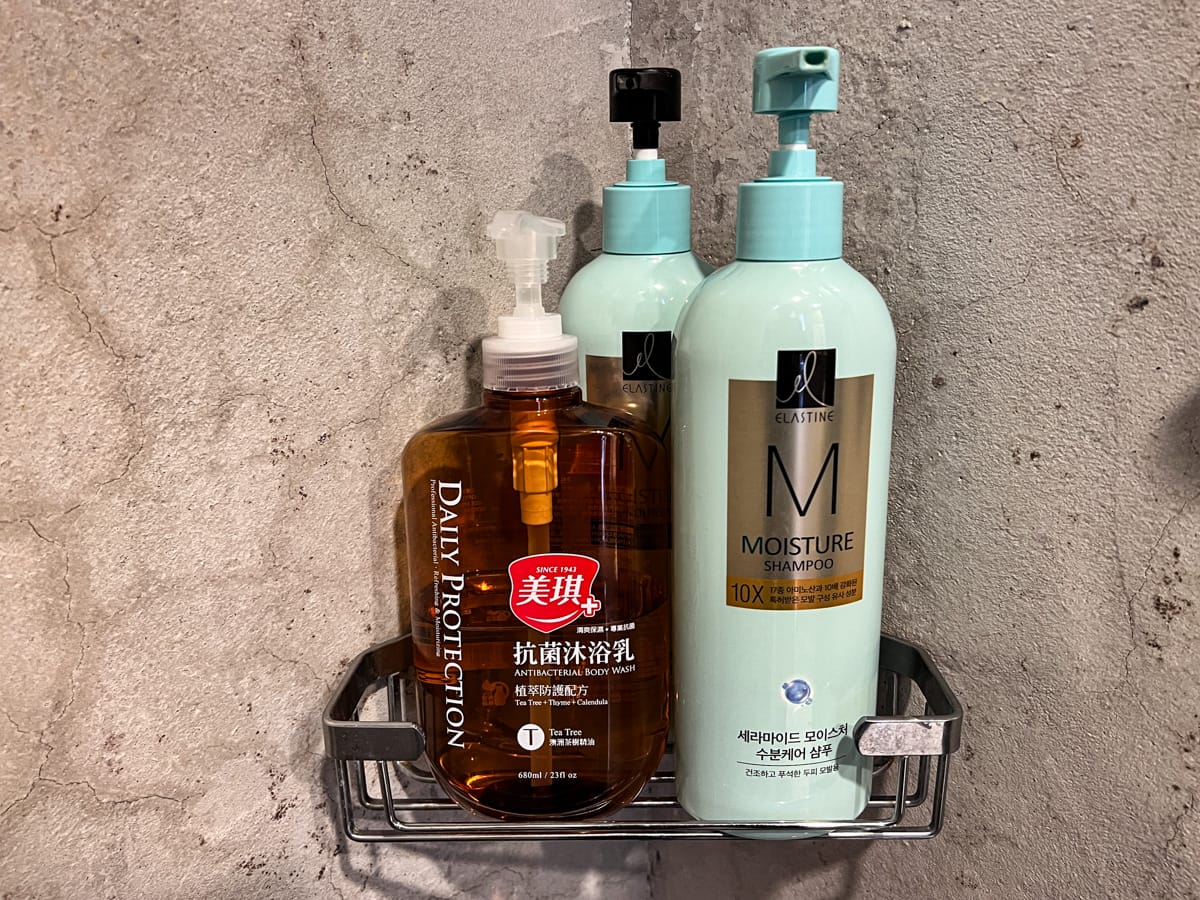 【M Bar House】九份唯一酒吧民宿推薦,在床上欣賞藍天白雲的夢幻奢侈待遇,復古懷舊工地風格的質感裝潢,出門上樓直接到酒吧! - 第19張圖 【M Bar House】九份唯一酒吧民宿推薦,在床上欣賞藍天白雲的夢幻奢侈待遇,復古懷舊工地風格的質感裝潢,出門上樓直接到酒吧!