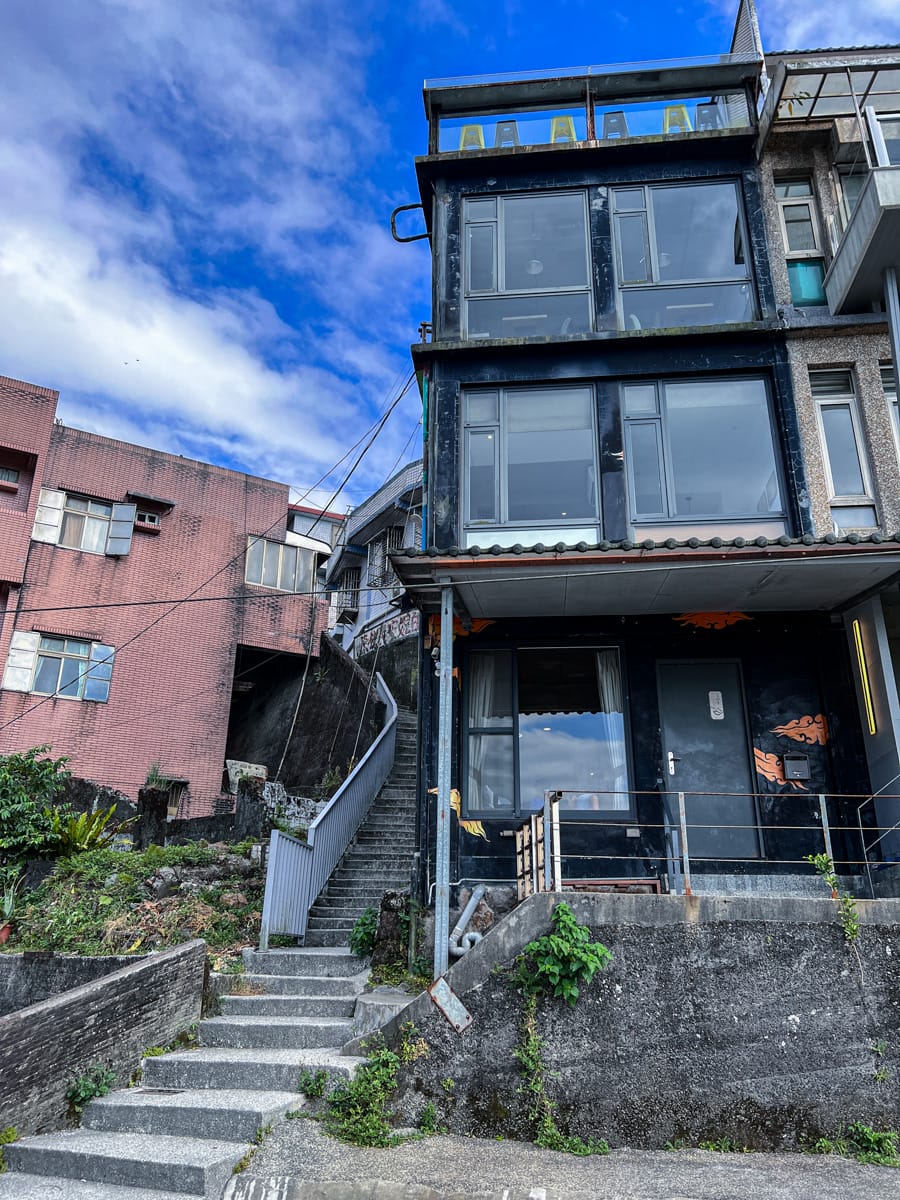 【M Bar House】九份唯一酒吧民宿推薦,在床上欣賞藍天白雲的夢幻奢侈待遇,復古懷舊工地風格的質感裝潢,出門上樓直接到酒吧! - 第2張圖 【M Bar House】九份唯一酒吧民宿推薦,在床上欣賞藍天白雲的夢幻奢侈待遇,復古懷舊工地風格的質感裝潢,出門上樓直接到酒吧!