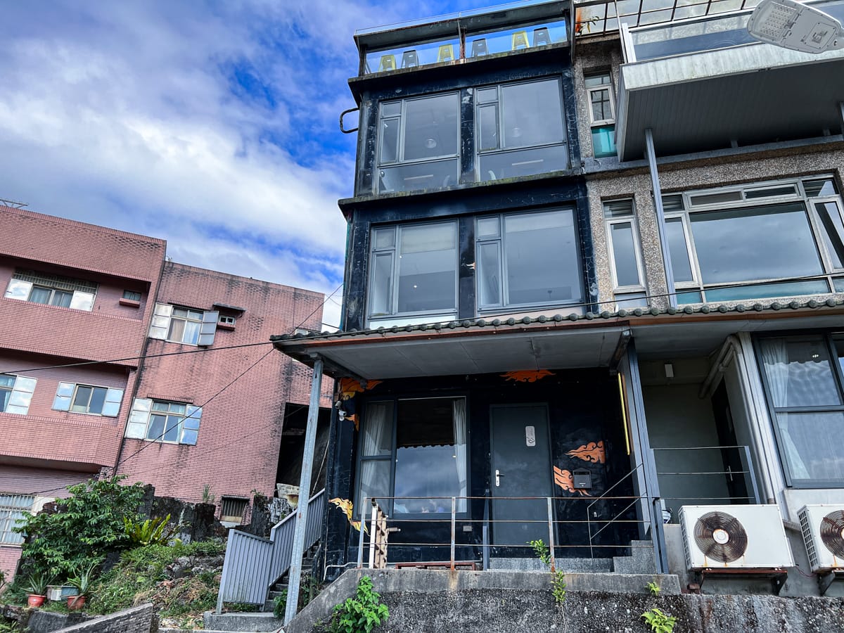 【M Bar House】九份唯一酒吧民宿推薦,在床上欣賞藍天白雲的夢幻奢侈待遇,復古懷舊工地風格的質感裝潢,出門上樓直接到酒吧! - 第1張圖 【M Bar House】九份唯一酒吧民宿推薦,在床上欣賞藍天白雲的夢幻奢侈待遇,復古懷舊工地風格的質感裝潢,出門上樓直接到酒吧!