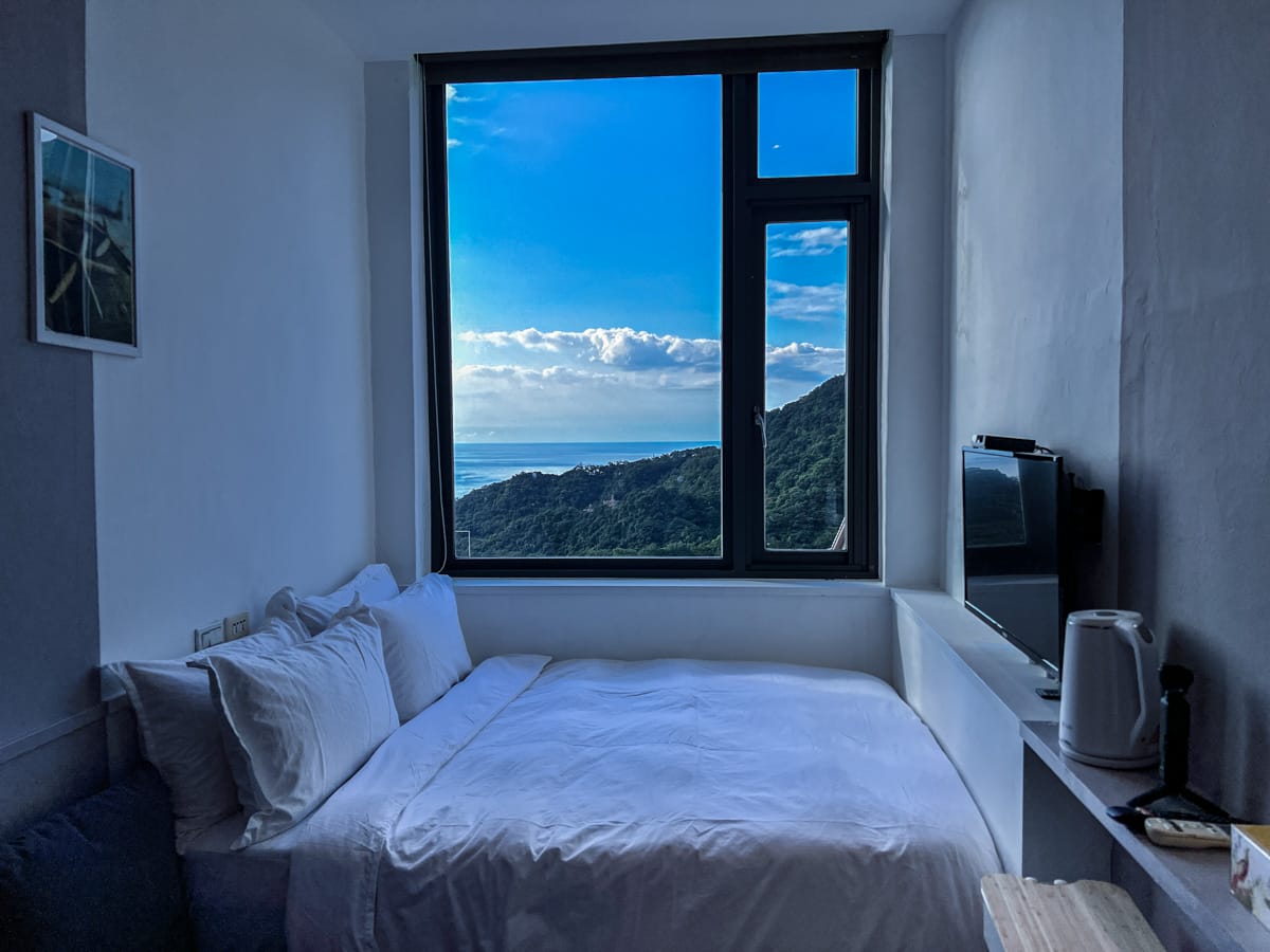 【M Bar House】九份唯一酒吧民宿推薦,在床上欣賞藍天白雲的夢幻奢侈待遇,復古懷舊工地風格的質感裝潢,出門上樓直接到酒吧! - 第5張圖 【M Bar House】九份唯一酒吧民宿推薦,在床上欣賞藍天白雲的夢幻奢侈待遇,復古懷舊工地風格的質感裝潢,出門上樓直接到酒吧!
