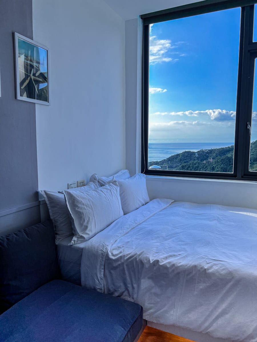 【M Bar House】九份唯一酒吧民宿推薦,在床上欣賞藍天白雲的夢幻奢侈待遇,復古懷舊工地風格的質感裝潢,出門上樓直接到酒吧! - 第9張圖 【M Bar House】九份唯一酒吧民宿推薦,在床上欣賞藍天白雲的夢幻奢侈待遇,復古懷舊工地風格的質感裝潢,出門上樓直接到酒吧!