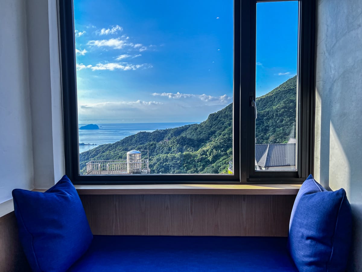 【M Bar House】九份唯一酒吧民宿推薦,在床上欣賞藍天白雲的夢幻奢侈待遇,復古懷舊工地風格的質感裝潢,出門上樓直接到酒吧! - 第26張圖 【M Bar House】九份唯一酒吧民宿推薦,在床上欣賞藍天白雲的夢幻奢侈待遇,復古懷舊工地風格的質感裝潢,出門上樓直接到酒吧!