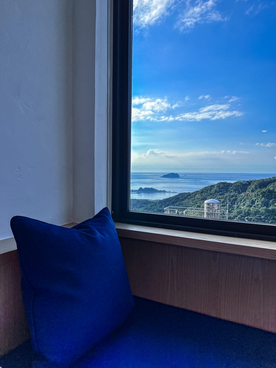 【M Bar House】九份唯一酒吧民宿推薦,在床上欣賞藍天白雲的夢幻奢侈待遇,復古懷舊工地風格的質感裝潢,出門上樓直接到酒吧! - 第27張圖 【M Bar House】九份唯一酒吧民宿推薦,在床上欣賞藍天白雲的夢幻奢侈待遇,復古懷舊工地風格的質感裝潢,出門上樓直接到酒吧!