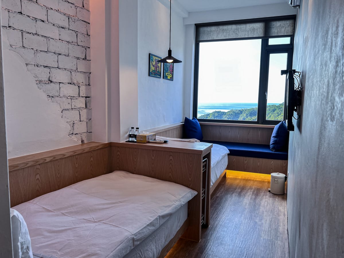 【M Bar House】九份唯一酒吧民宿推薦,在床上欣賞藍天白雲的夢幻奢侈待遇,復古懷舊工地風格的質感裝潢,出門上樓直接到酒吧! - 第25張圖 【M Bar House】九份唯一酒吧民宿推薦,在床上欣賞藍天白雲的夢幻奢侈待遇,復古懷舊工地風格的質感裝潢,出門上樓直接到酒吧!