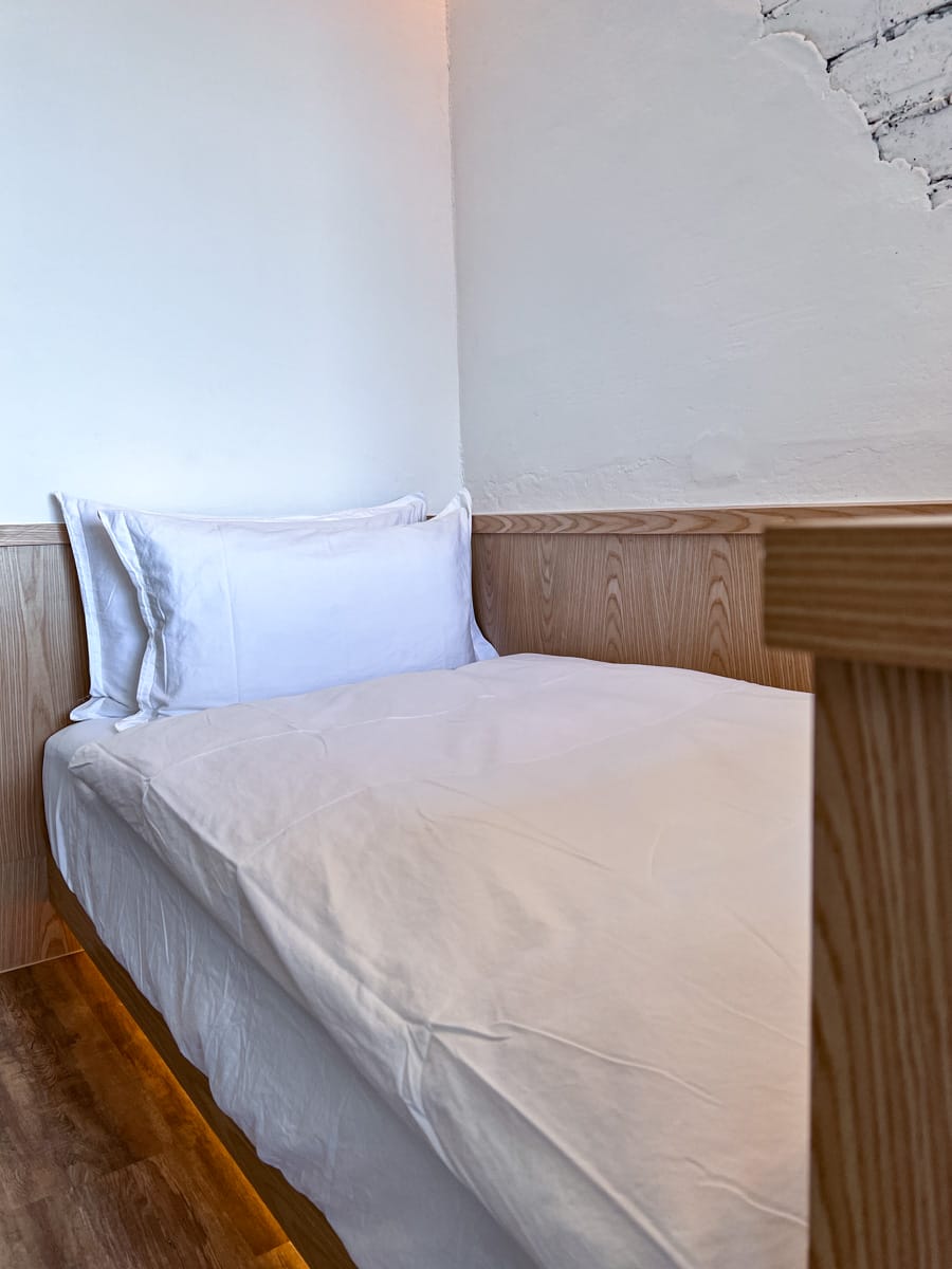 【M Bar House】九份唯一酒吧民宿推薦,在床上欣賞藍天白雲的夢幻奢侈待遇,復古懷舊工地風格的質感裝潢,出門上樓直接到酒吧! - 第29張圖 【M Bar House】九份唯一酒吧民宿推薦,在床上欣賞藍天白雲的夢幻奢侈待遇,復古懷舊工地風格的質感裝潢,出門上樓直接到酒吧!