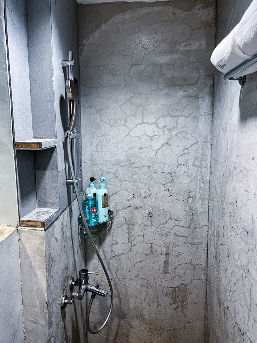 【M Bar House】九份唯一酒吧民宿推薦,在床上欣賞藍天白雲的夢幻奢侈待遇,復古懷舊工地風格的質感裝潢,出門上樓直接到酒吧! - 第35張圖 【M Bar House】九份唯一酒吧民宿推薦,在床上欣賞藍天白雲的夢幻奢侈待遇,復古懷舊工地風格的質感裝潢,出門上樓直接到酒吧!