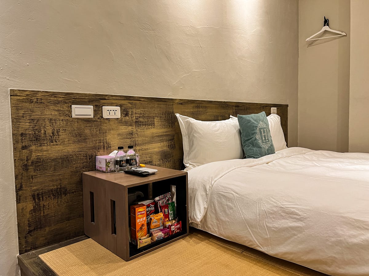 【M Bar House】九份唯一酒吧民宿推薦,在床上欣賞藍天白雲的夢幻奢侈待遇,復古懷舊工地風格的質感裝潢,出門上樓直接到酒吧! - 第36張圖 【M Bar House】九份唯一酒吧民宿推薦,在床上欣賞藍天白雲的夢幻奢侈待遇,復古懷舊工地風格的質感裝潢,出門上樓直接到酒吧!