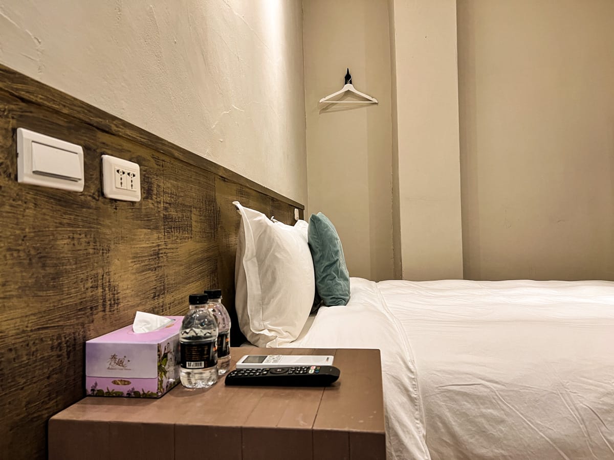 【M Bar House】九份唯一酒吧民宿推薦,在床上欣賞藍天白雲的夢幻奢侈待遇,復古懷舊工地風格的質感裝潢,出門上樓直接到酒吧! - 第37張圖 【M Bar House】九份唯一酒吧民宿推薦,在床上欣賞藍天白雲的夢幻奢侈待遇,復古懷舊工地風格的質感裝潢,出門上樓直接到酒吧!
