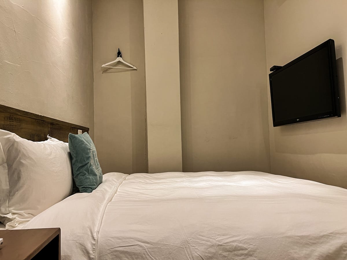 【M Bar House】九份唯一酒吧民宿推薦,在床上欣賞藍天白雲的夢幻奢侈待遇,復古懷舊工地風格的質感裝潢,出門上樓直接到酒吧! - 第38張圖 【M Bar House】九份唯一酒吧民宿推薦,在床上欣賞藍天白雲的夢幻奢侈待遇,復古懷舊工地風格的質感裝潢,出門上樓直接到酒吧!