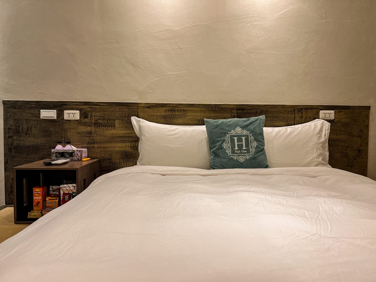 【M Bar House】九份唯一酒吧民宿推薦,在床上欣賞藍天白雲的夢幻奢侈待遇,復古懷舊工地風格的質感裝潢,出門上樓直接到酒吧! - 第40張圖 【M Bar House】九份唯一酒吧民宿推薦,在床上欣賞藍天白雲的夢幻奢侈待遇,復古懷舊工地風格的質感裝潢,出門上樓直接到酒吧!