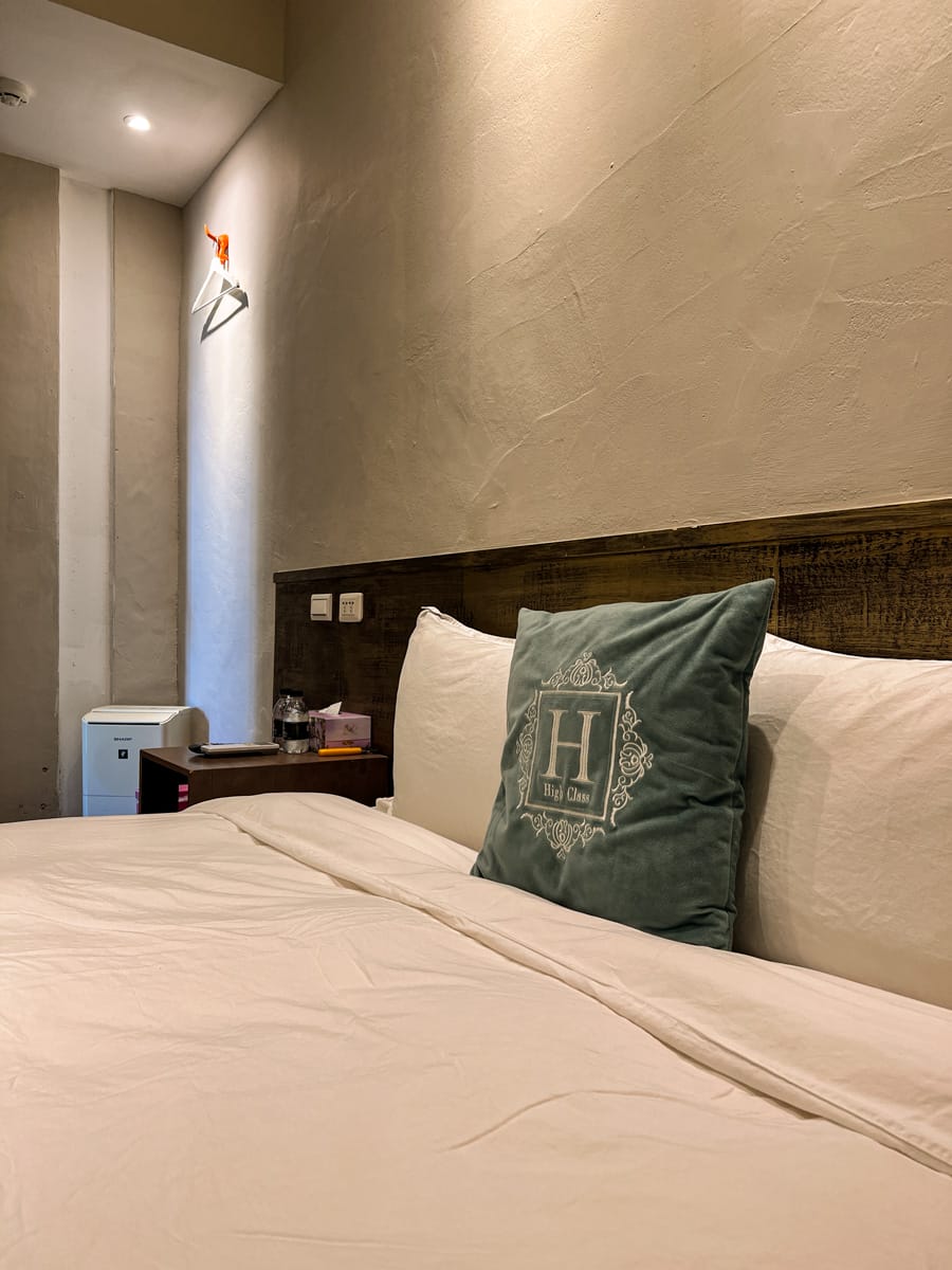【M Bar House】九份唯一酒吧民宿推薦,在床上欣賞藍天白雲的夢幻奢侈待遇,復古懷舊工地風格的質感裝潢,出門上樓直接到酒吧! - 第39張圖 【M Bar House】九份唯一酒吧民宿推薦,在床上欣賞藍天白雲的夢幻奢侈待遇,復古懷舊工地風格的質感裝潢,出門上樓直接到酒吧!