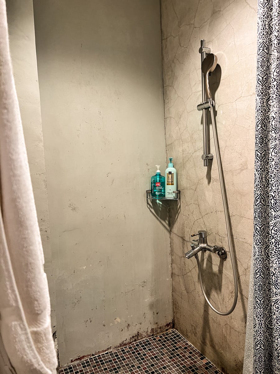 【M Bar House】九份唯一酒吧民宿推薦,在床上欣賞藍天白雲的夢幻奢侈待遇,復古懷舊工地風格的質感裝潢,出門上樓直接到酒吧! - 第43張圖 【M Bar House】九份唯一酒吧民宿推薦,在床上欣賞藍天白雲的夢幻奢侈待遇,復古懷舊工地風格的質感裝潢,出門上樓直接到酒吧!