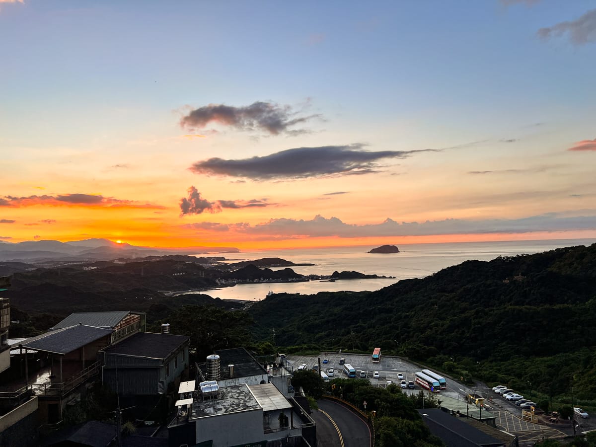 【M Bar House】九份唯一酒吧民宿推薦,在床上欣賞藍天白雲的夢幻奢侈待遇,復古懷舊工地風格的質感裝潢,出門上樓直接到酒吧! - 第44張圖 【M Bar House】九份唯一酒吧民宿推薦,在床上欣賞藍天白雲的夢幻奢侈待遇,復古懷舊工地風格的質感裝潢,出門上樓直接到酒吧!