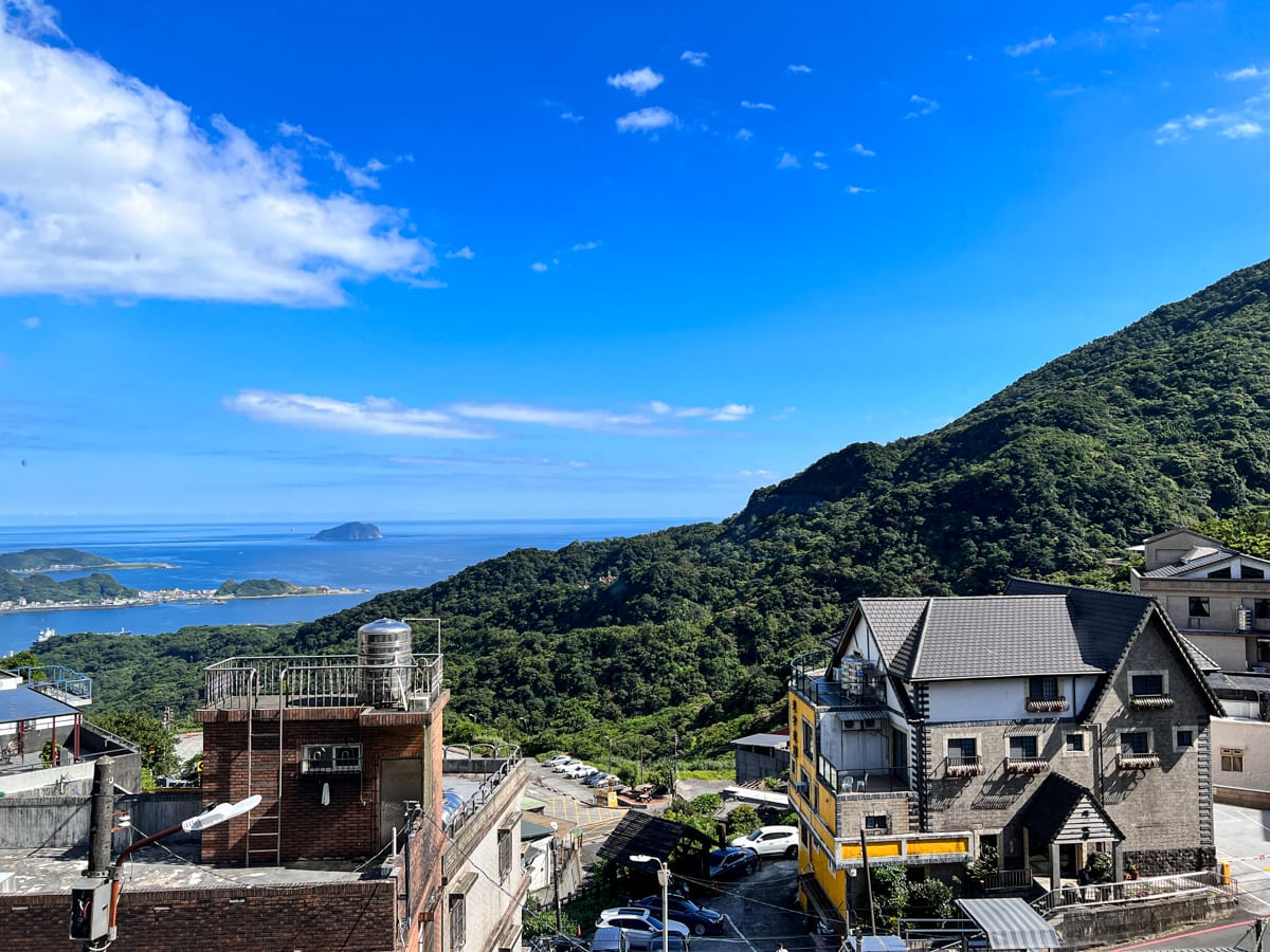 【M Bar House】九份唯一酒吧民宿推薦,在床上欣賞藍天白雲的夢幻奢侈待遇,復古懷舊工地風格的質感裝潢,出門上樓直接到酒吧! - 第3張圖 【M Bar House】九份唯一酒吧民宿推薦,在床上欣賞藍天白雲的夢幻奢侈待遇,復古懷舊工地風格的質感裝潢,出門上樓直接到酒吧!