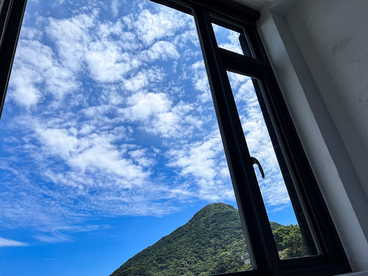 【M Bar House】九份唯一酒吧民宿推薦,在床上欣賞藍天白雲的夢幻奢侈待遇,復古懷舊工地風格的質感裝潢,出門上樓直接到酒吧! - 第4張圖 【M Bar House】九份唯一酒吧民宿推薦,在床上欣賞藍天白雲的夢幻奢侈待遇,復古懷舊工地風格的質感裝潢,出門上樓直接到酒吧!