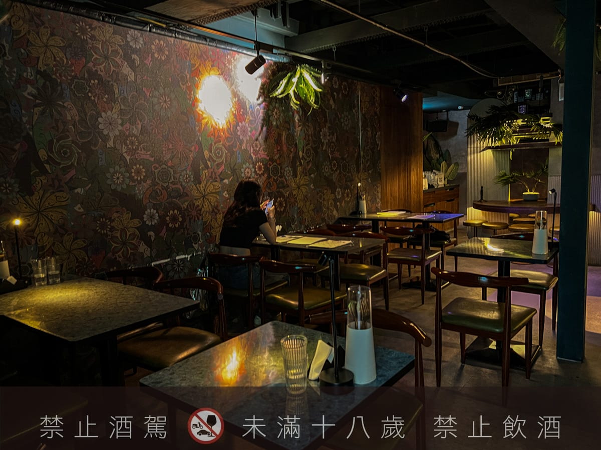 【無心戒酒互助會-同溫層俱樂部】台北西門最熱門餐酒館推薦，特色必點Bucket桶調酒、同溫層特調，西門包場聚會餐廳首選！