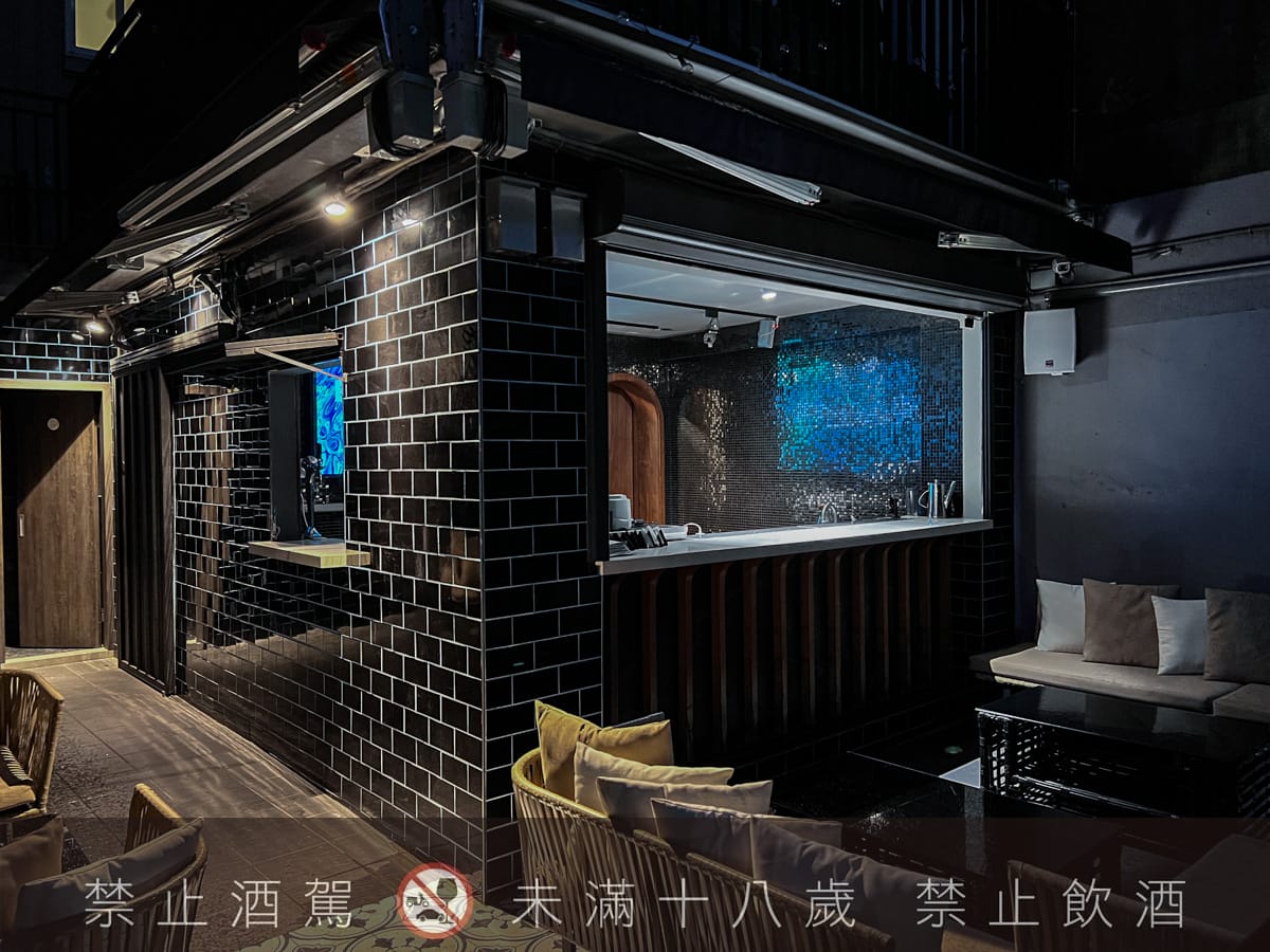 【無心戒酒互助會-同溫層俱樂部】台北西門最熱門餐酒館推薦，特色必點Bucket桶調酒、同溫層特調，西門包場聚會餐廳首選！