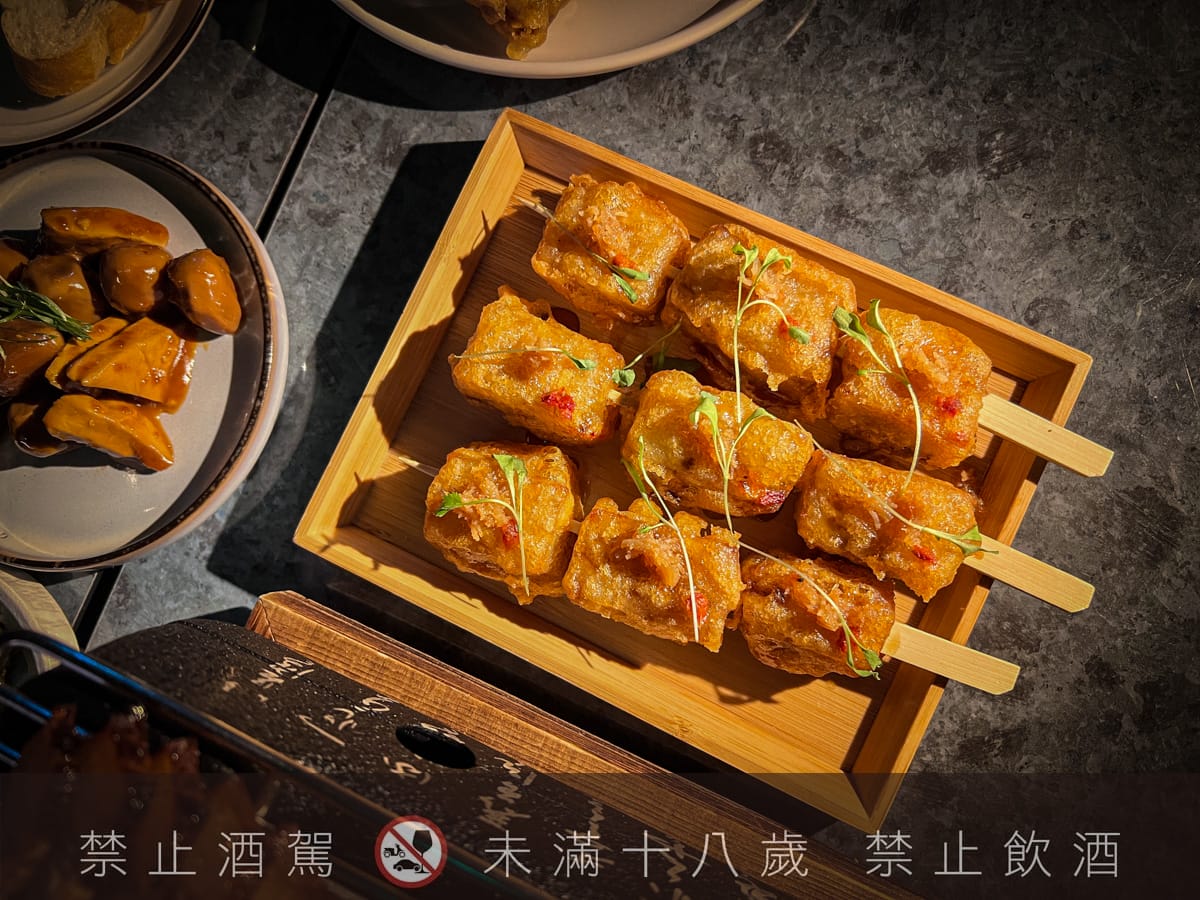【無心戒酒互助會-同溫層俱樂部】台北西門最熱門餐酒館推薦，特色必點Bucket桶調酒、同溫層特調，西門包場聚會餐廳首選！