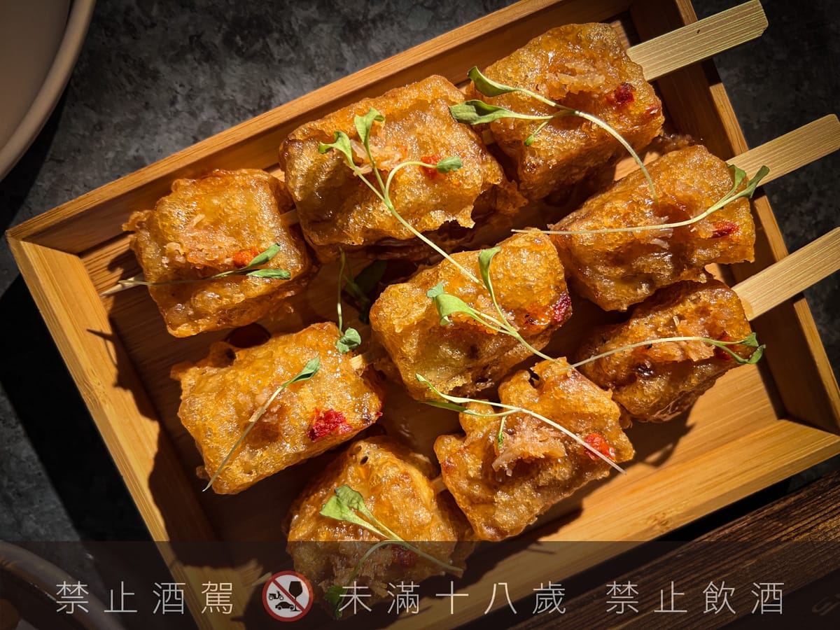【無心戒酒互助會-同溫層俱樂部】台北西門最熱門餐酒館推薦，特色必點Bucket桶調酒、同溫層特調，西門包場聚會餐廳首選！