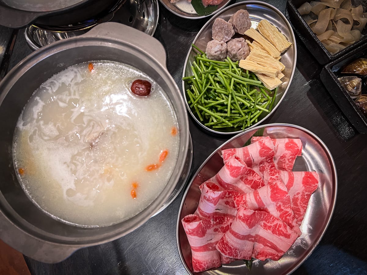 【粥起】台北東區必吃火鍋！全台首創粥底火鍋399元起可無限續粥！20年功力熱炒美食與秘製粥底，養身顧胃的天下最鮮粥火鍋！